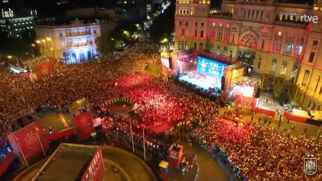 Miles de aficionados abarrotan la Plaza de Cibeles durante la celebraci&oacute;n del segundo Mundial de la selecci&oacute;n espa&ntilde;ola. RTVE