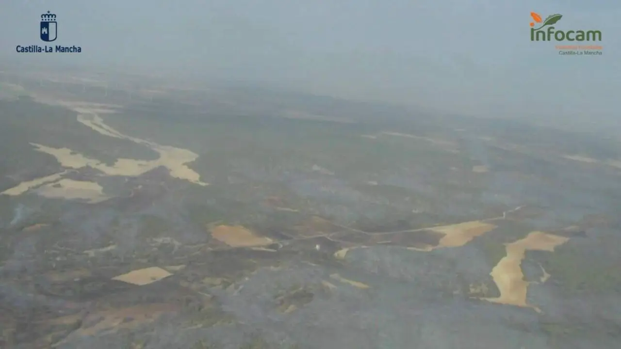 Imagen a&eacute;rea del incendio forestal de Selas (Guadalajara). INFOCAM
