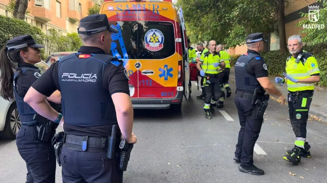 Intervenci&oacute;n del SAMUR tras el ahogamiento en una piscina de Hortaleza. EMERGENCIAS MADRID