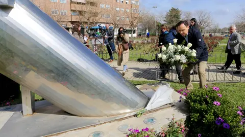 El alcalde de Coslada, Ángel Viveros, en el acto de recuerdo. AYUNTAMIENTO DE COSLADA