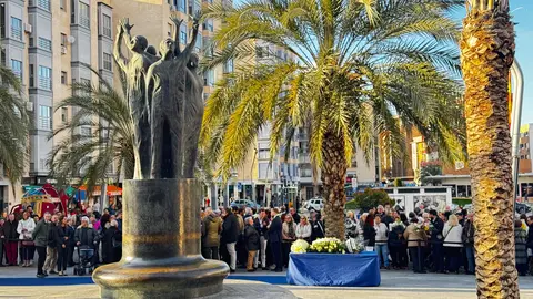 Autoridades y vecinos en el homenaje en Torrejón de Ardoz. MiraCorredor