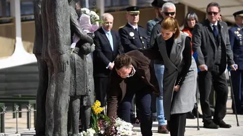 Judith Piquet, la alcaldesa de Alcalá de Henares, en la ofrenda floral. AYUNTAMIENTO DE ALCALÁ