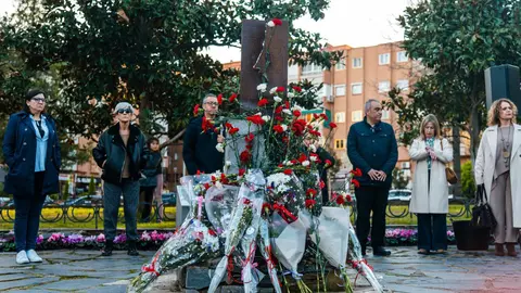 Autoridades y vecinos también recordaron a las víctimas en San Fernando de Henares. AYUNTAMIENTO DE SAN FERNANDO