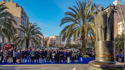 Autoridades y vecinos en el homenaje en Torrejón de Ardoz. MiraCorredor