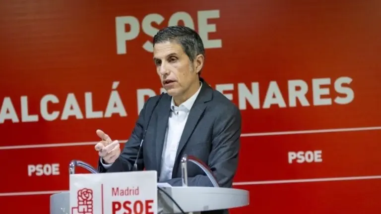 Javier Rodr&iacute;guez Palacios, durante una comparecencia en la sede del PSOE de Alcal&aacute; de Henares. PSOE ALCAL&Aacute;