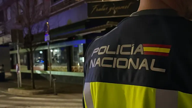 Un agente de la Polic&iacute;a Nacional durante el operativo de esta noche. POLIC&Iacute;A NACIONAL.