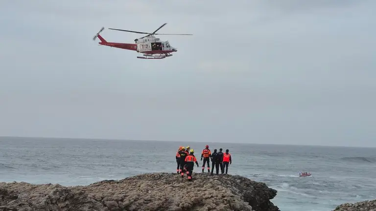Helic&oacute;ptero y equipos de emergencia durante el operativo de b&uacute;squeda en la costa de Santander. 112 CANTABRIA.