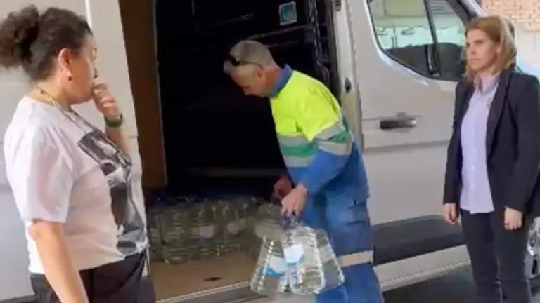 Reparto de agua en la residencia de mayores Francisco de Vitoria. AYUNTAMIENTO DE ALCAL&Aacute; DE HENARES