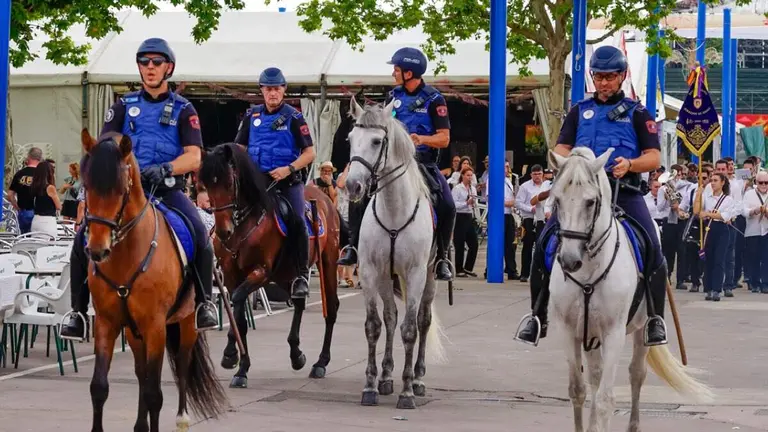 Agentes del Escuadr&oacute;n de Caballer&iacute;a de la Polic&iacute;a Municipal de Madrid durante las Fiestas Populares de 2025. AYUNTAMIENTO DE TORREJ&Oacute;N DE ARDOZ.