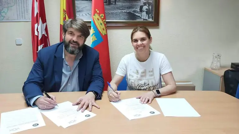Judith Piquet y V&iacute;ctor Acosta durante la firma del acuerdo de Gobierno. PP ALCAL&Aacute; DE HENARES