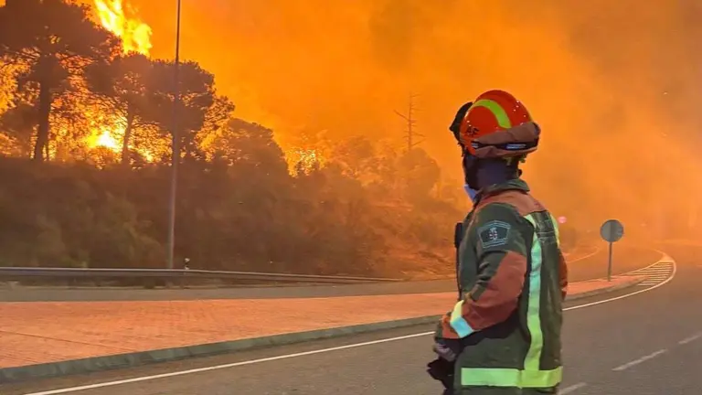 Un bombero frente al incendio de la Sierra Oeste. 112 COMUNIDAD DE MADRID