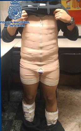 Imagen del individuo con la droga pegada a su cuerpo (Policia Nacional)