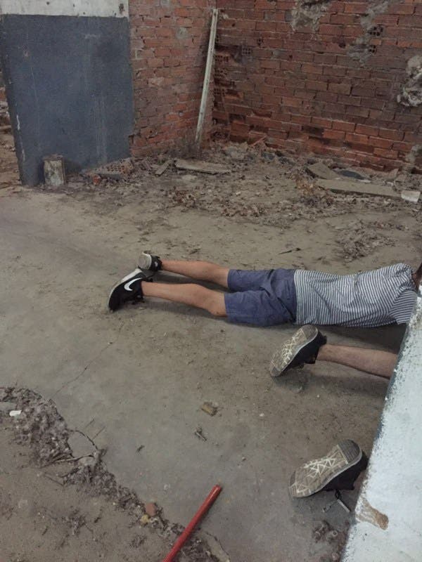 Los presuntos ladrones inmovilizados en el suelo por los agentes (Policía Local de Velilla de San Antonio).