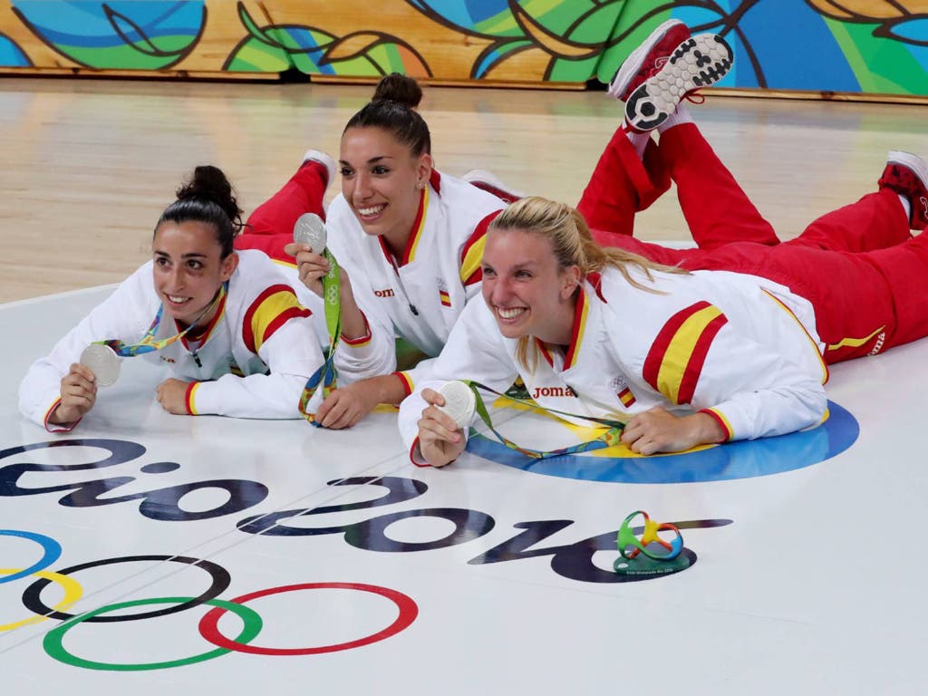 Silvia Domínguez, Laura Quevedo y Laura Gil celebran la medalla de plata (EFE).