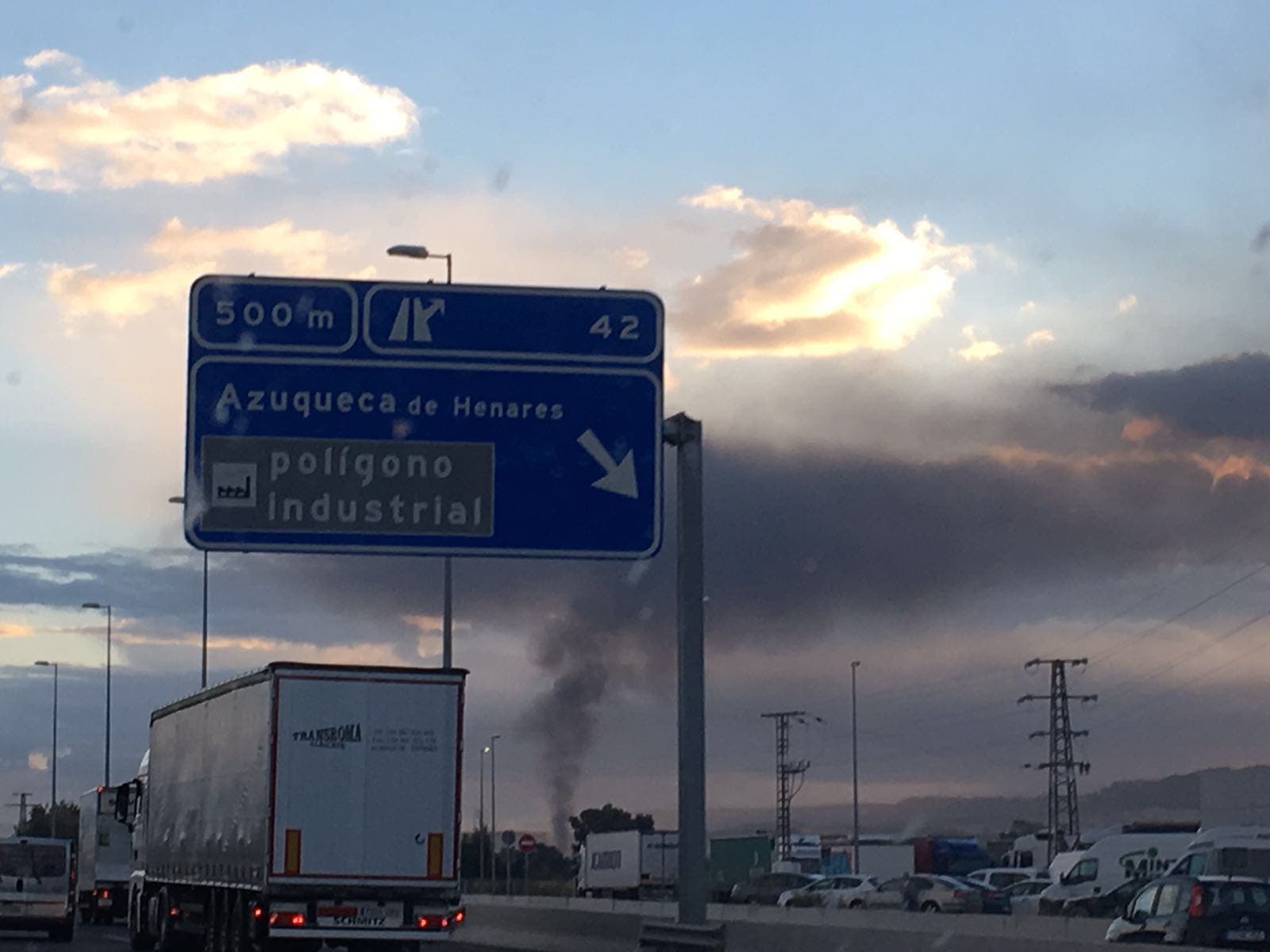 Columna de humo visible desde la A-2