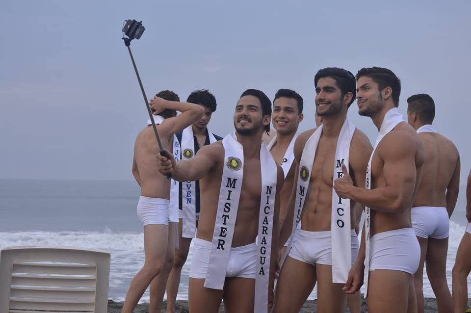 Hale junto a otros candidatos en la sesión de fotos del certamen (Organización).