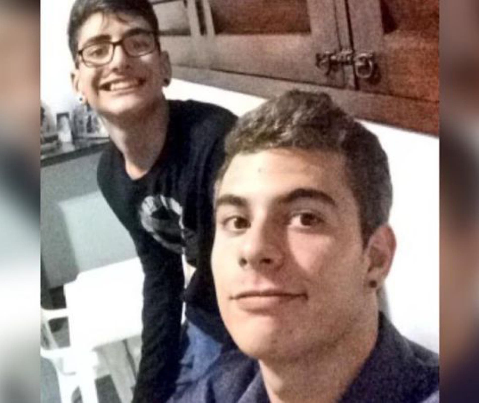 El asesino confeso en primer plano junto a su amigo Marvin, en segundo plano (Globo TV).