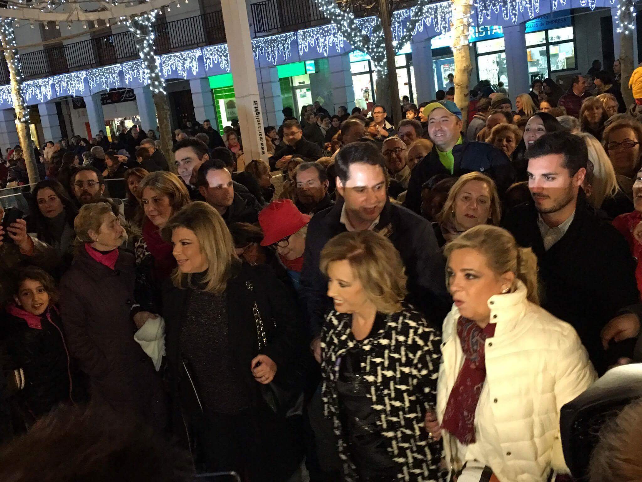 Las Campos pasean por la Plaza Mayor de Torrejón junto al alcalde y multitud de vecinos (MiraCorredor.tv).
