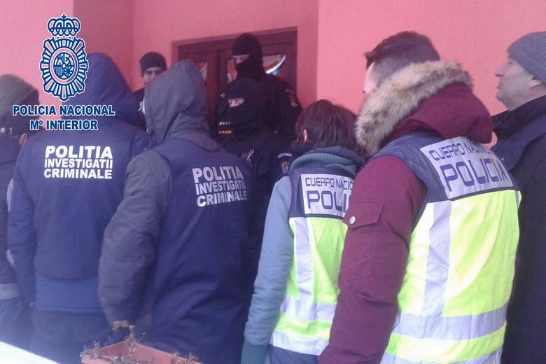 Momento en el que la Policía entra en la casa.