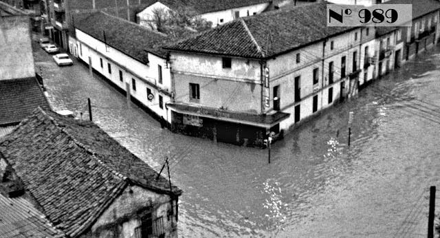 Una imagen de la gran riada de 1973 donde se ve el cine Los Arcos (Las Fotos de Torrejón).