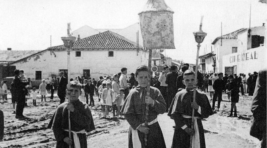 Una imagen de la Plaza Mayor en la que se observa parte de la fachada del Cine Ideal (Las Fotos de Torrejón).