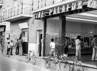 El Cine Palafox, que todavía hoy conserva un detalle de la taquilla y la cartelera en su fachada (Las Fotos de Torrejón).