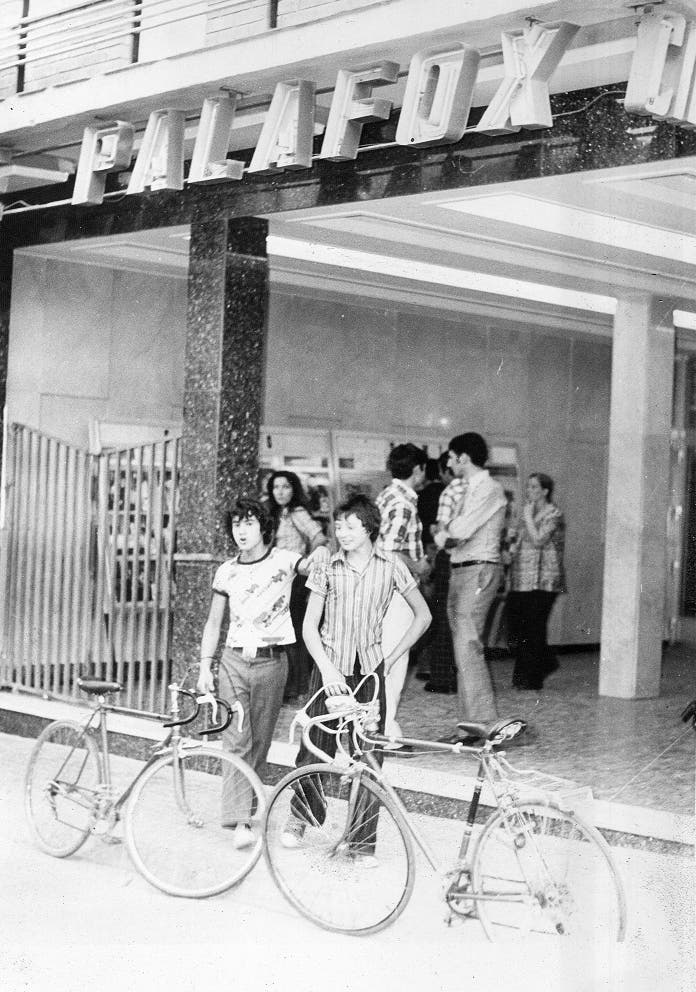 Unos chavales en la puerta del Cine Palafox (Las Fotos de Torrejón).