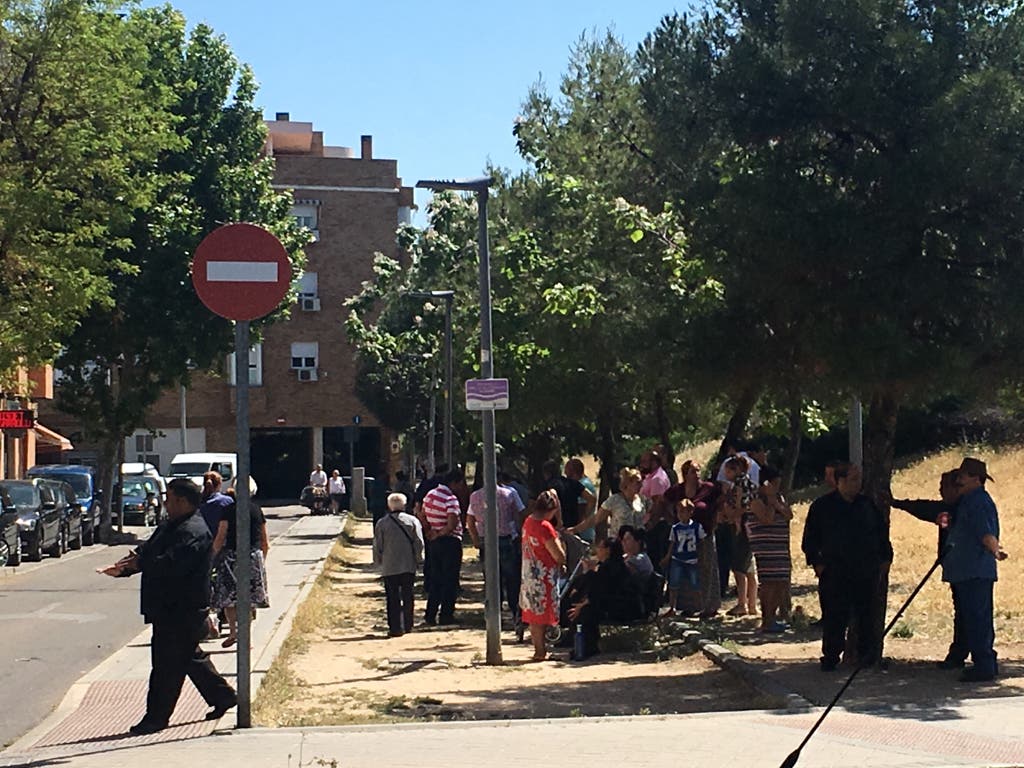 Familiares del detenido esperan a las puertas de los Juzgados (MiraCorredor.tv).