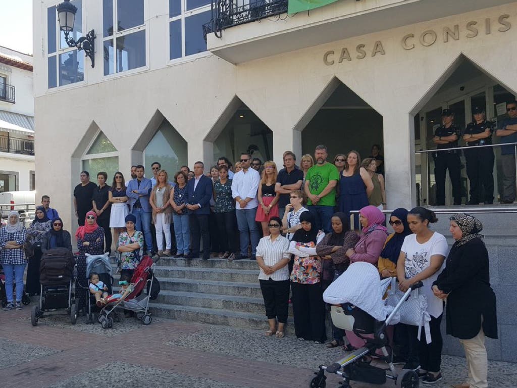 Concentración a las puertas del Ayuntamiento (Ayto.). 