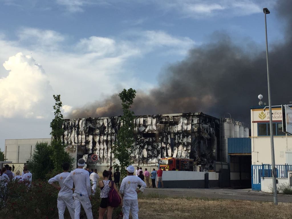 Trabajadores de la Panificadora de Alcalá observan el fuego (MirCorredor.tv).