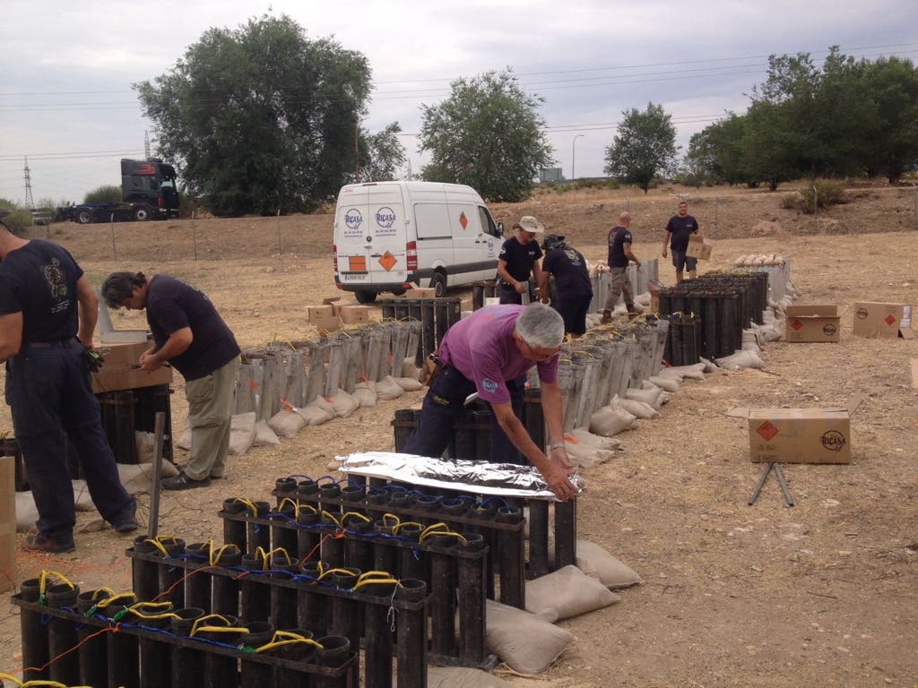 Montaje de los Fuegos Artificiales de Torrejón (RICASA).