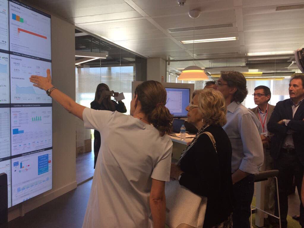 Carmena durante su visita (Carrefour). 