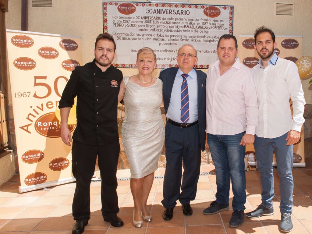 Pedro junto a su mujer y sus hijos.