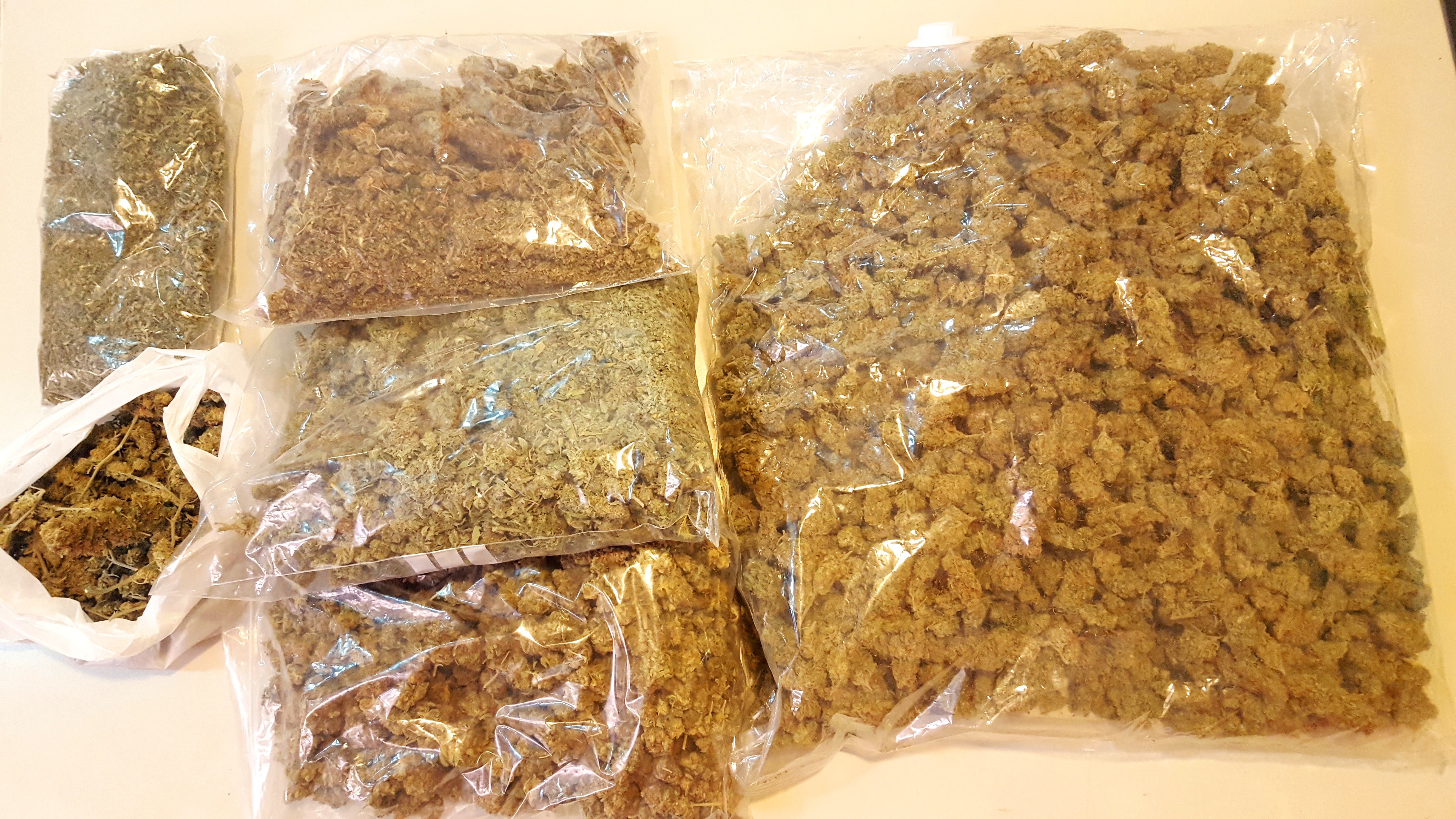 2 bolsas grandes marihuana