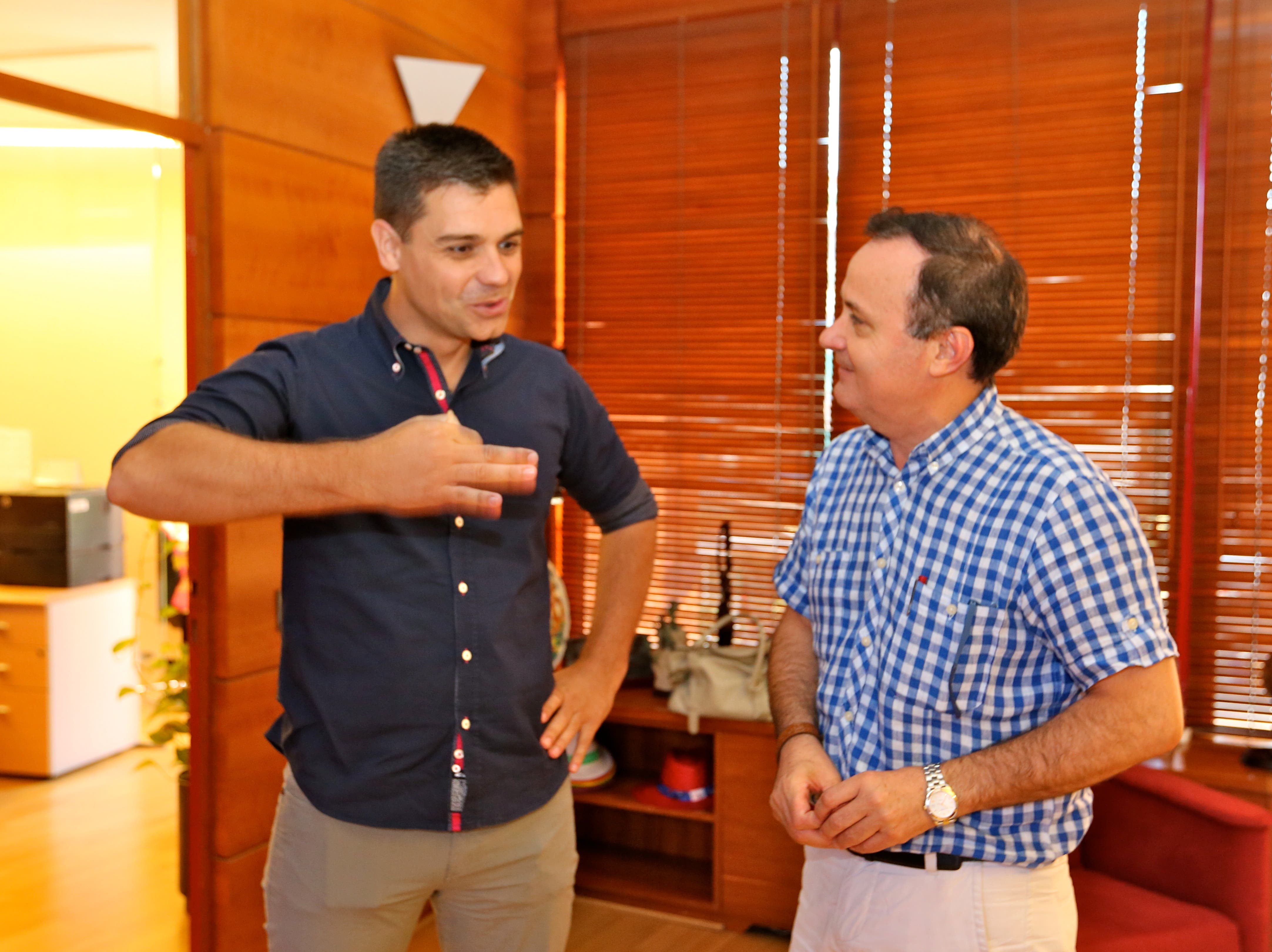 Sergio Fernández con el alcalde, Ángel Viveros (Ayto.).