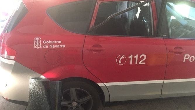 Estado en el que quedó el vehículo de la Policía Foral.