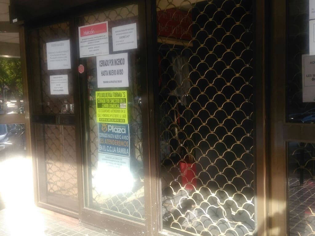 Uno de los accesos con el cartel de cerrado (Enviada por WhatsApp.