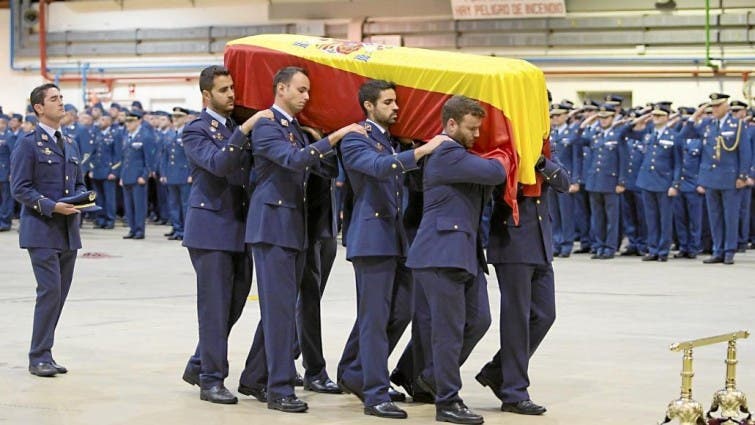 Compañeros portando el féretro sobre sus hombros (Ministerio de Defensa).