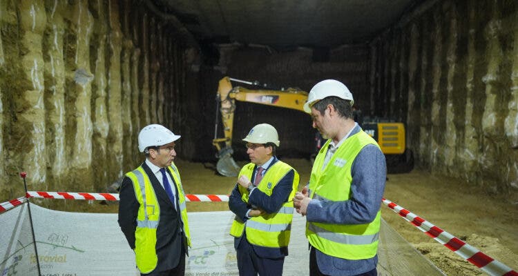 Alcalde Almeida supervisando las obras del soterramiento de la A-5 en Madrid.