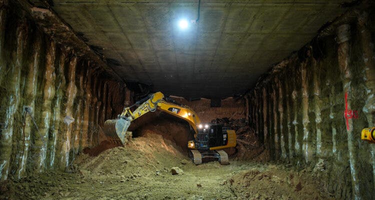 Excavadora trabajando en el túnel del soterramiento de la A-5 en Madrid.