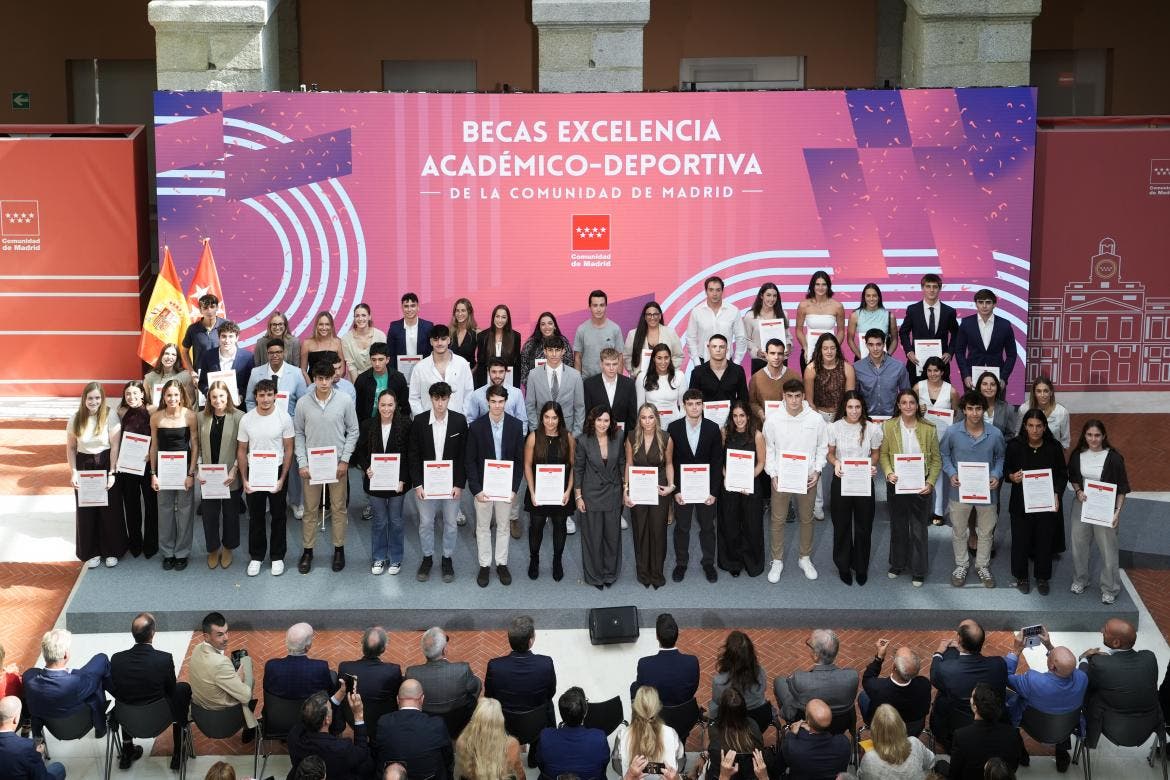 Ceremonia de entrega de becas a estudiantes destacados en Madrid