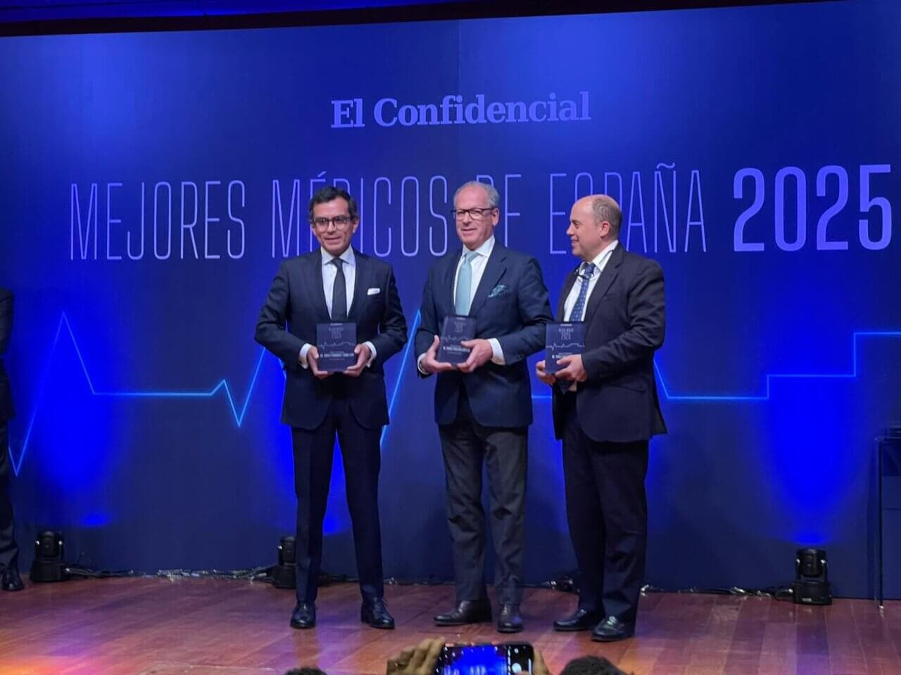 Tres médicos recibiendo premios en un evento de salud en 2025
