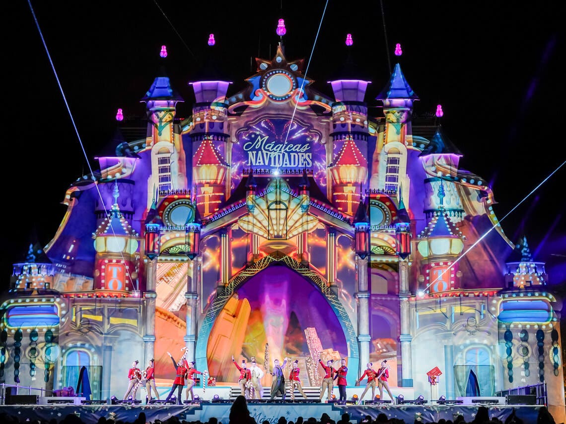 Espectáculo navideño en el parque de Torrejón con luces y artistas en escena.