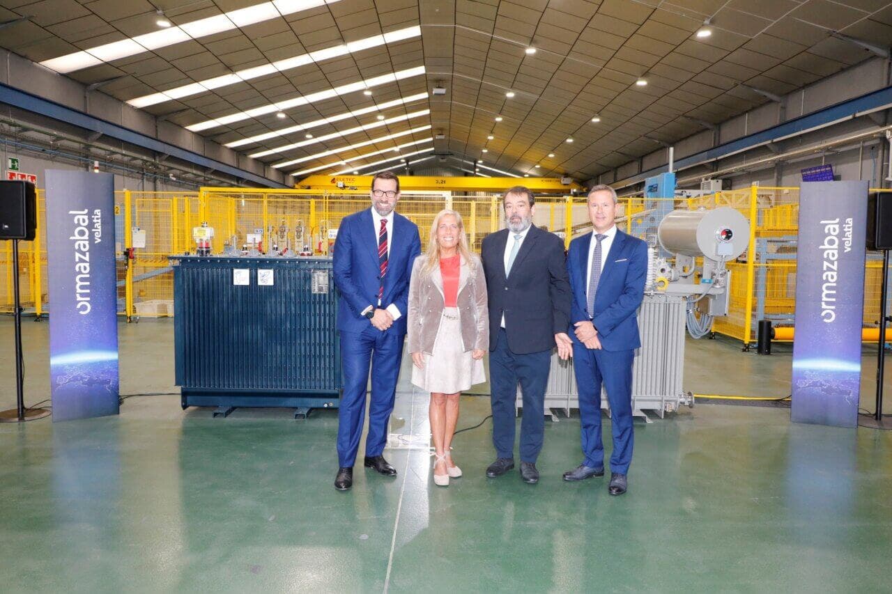 Representantes de Ormazabal en la planta de Loeches durante la celebración del aniversario.