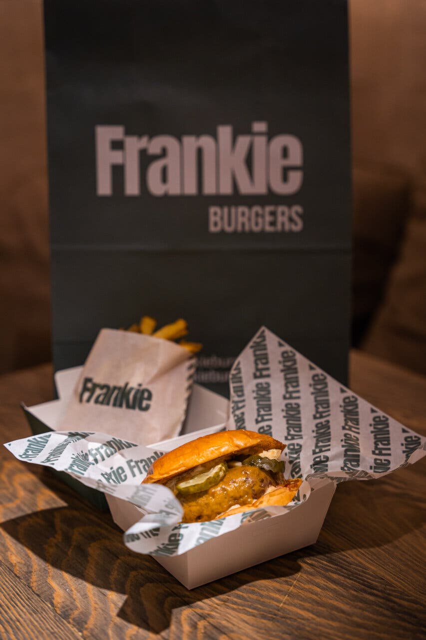 Hamburguesa de Frankie Burgers con patatas fritas en un entorno acogedor