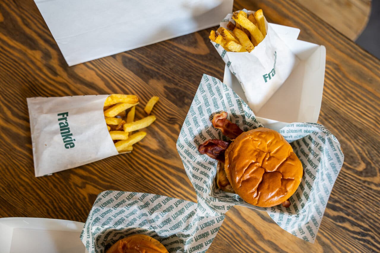 Hamburguesa y patatas fritas de Frankie Burgers en una mesa