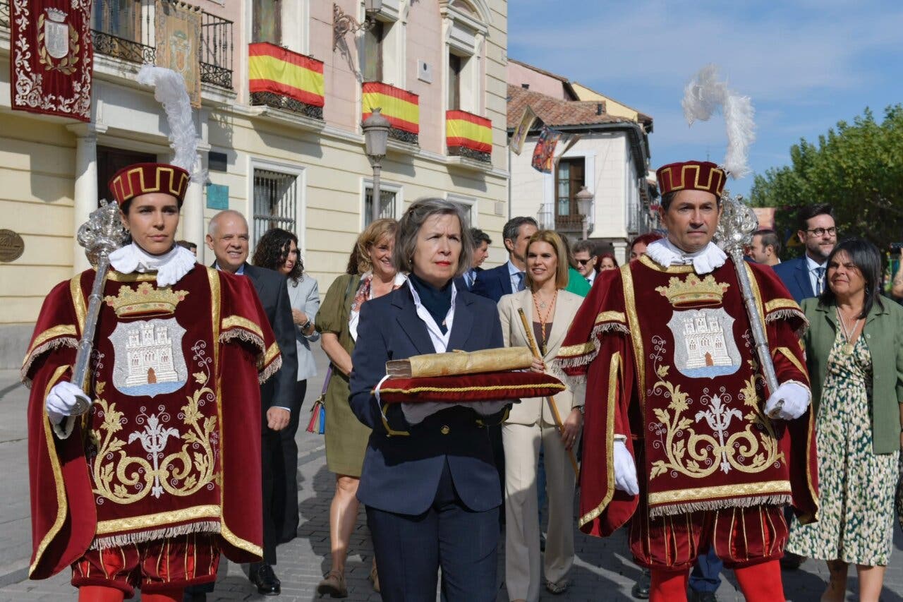 Procesión cívica en Alcalá de Henares durante el Día de Cervantes