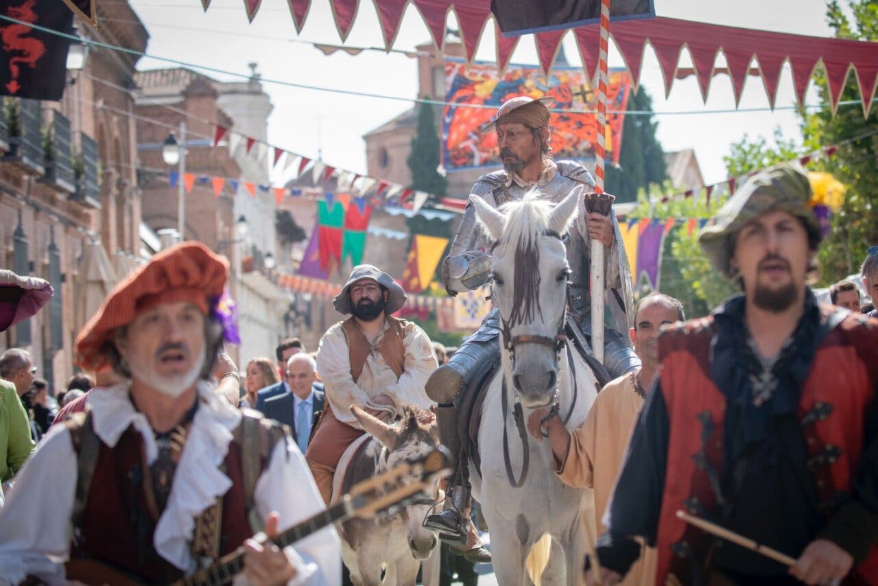 Participantes en la procesión cívica del día de Cervantes en Alcalá de Henares
