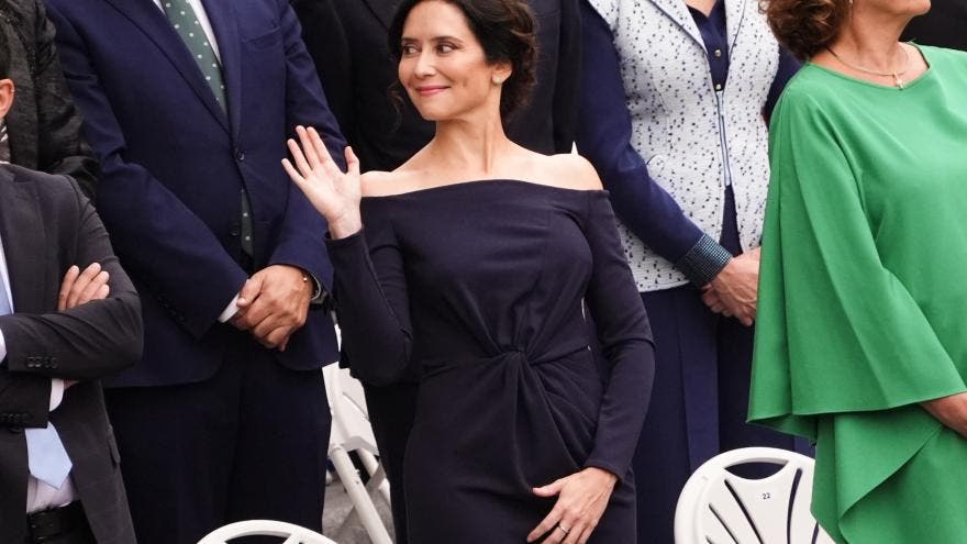Isabel Díaz Ayuso saludando en el desfile de la Fiesta Nacional en Madrid