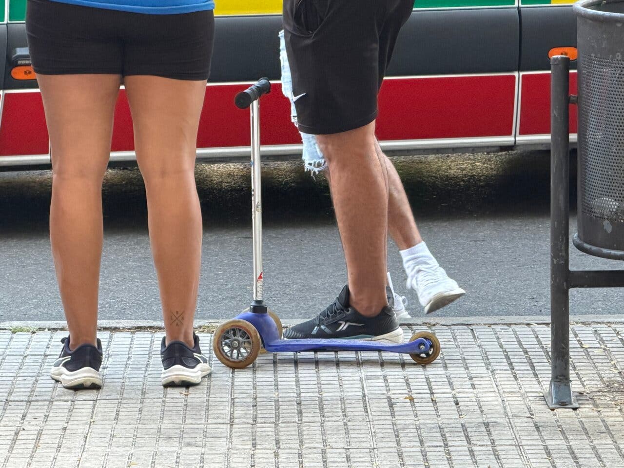Un niño con un patinete en un paso de peatones